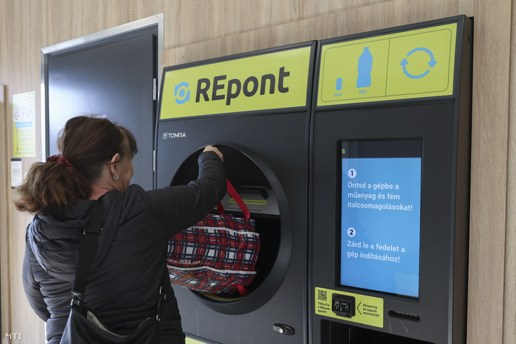 A MOHU (MOL Hulladékgazdálkodási Zrt.) új típusú tesztelés alatt álló visszaváltó automatája Pilisvörösváron 2025. március 4-én