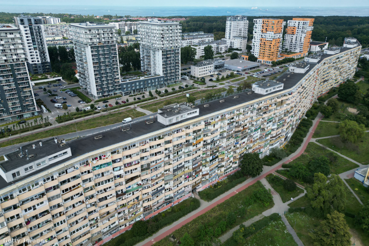 Drónfelvétel Lengyelország leghosszabb társasházáról Gdańskban, 2024. augusztus 17-én