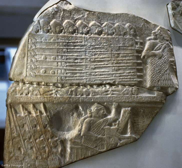 A történelem első (általunk ismert) katonai ábrázolása (Kr. e. 2500 körül), a híres (Louvre-ban őrzött) Keselyűsztélé (Sumer). A töredékesen fennmaradt történelmi emlék ezen darabja emberi holttesteken menetelő, szervezett falanxban harcoló professzionális hadsereget ábrázol. Felettük (egy másik töredéken) a keselyűk repülnek, csőrükben az ellenség levágott fejeivel