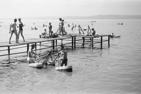 Katonai találmányból a strandok ikonja: Balatonberényben kezdődött a vízibiciklizés története