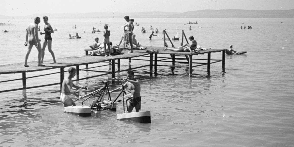 Katonai találmányból a strandok ikonja: Balatonberényben kezdődött a vízibiciklizés története