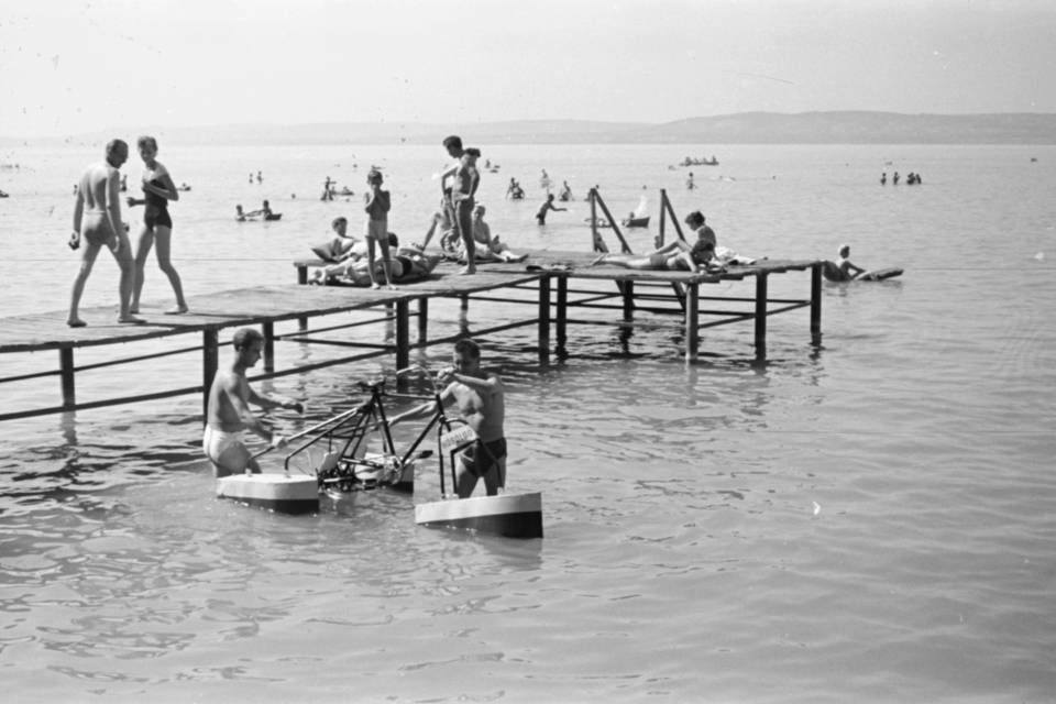 Katonai találmányból a strandok ikonja: Balatonberényben kezdődött a vízibiciklizés története
