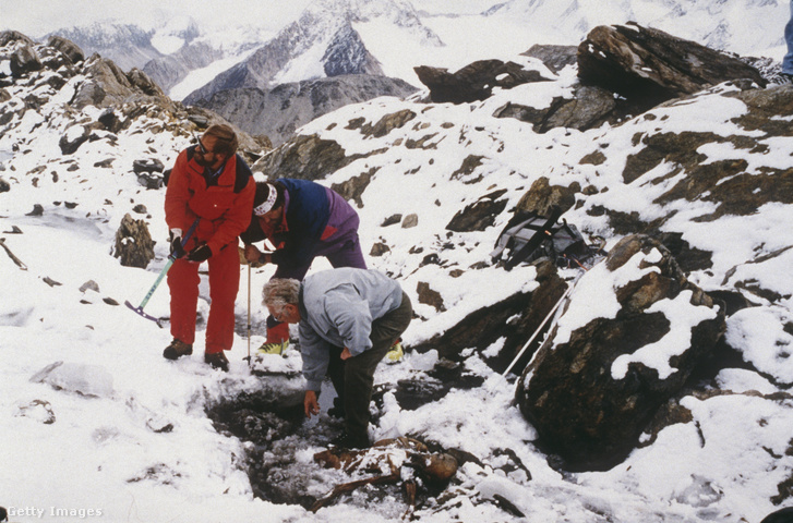 Ötzi mumifikálódott holttestét túrázók találták meg véletlenül a Similaun-gleccseren, 3200 méteres magasságban az olaszországi Ötztal-Alpokban, 92 méterre az osztrák határtól. Nem rablás, hanem előre megfontolt szándékból elkövetett emberölés áldozata lett Ötzi, az alpesi vadász, akit egy kovakő nyílhegy sebesített halálra a hegyekben. Az ismeretlen tettes(ek) nem vitte magával Ötzi semmilyen értéktárgyát, még a ritkaságnak számító rézfejszéjét sem