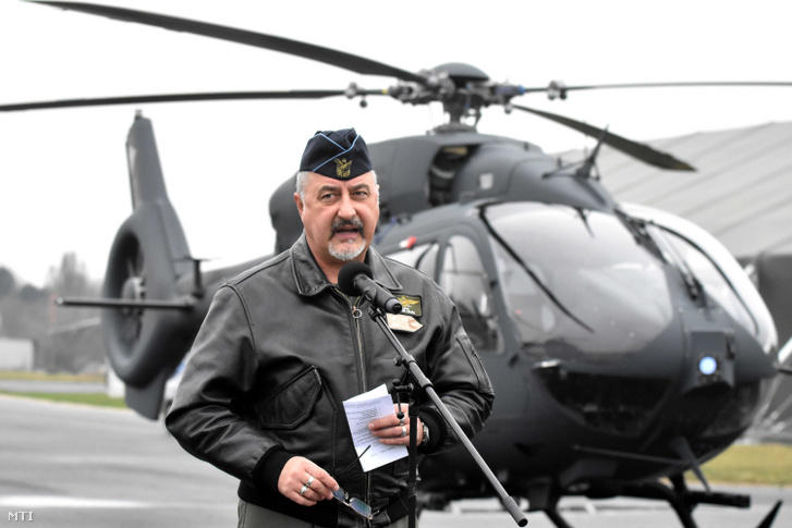 Kilián Nándor a honvédség légierő-szemlélője az új Zlin repülőgépek és Airbus H-145 típusú helikopterek érkezése alkalmából tartott sajtóeseményen az MH 86. Szolnok Helikopter Bázison 2020. december 18-án