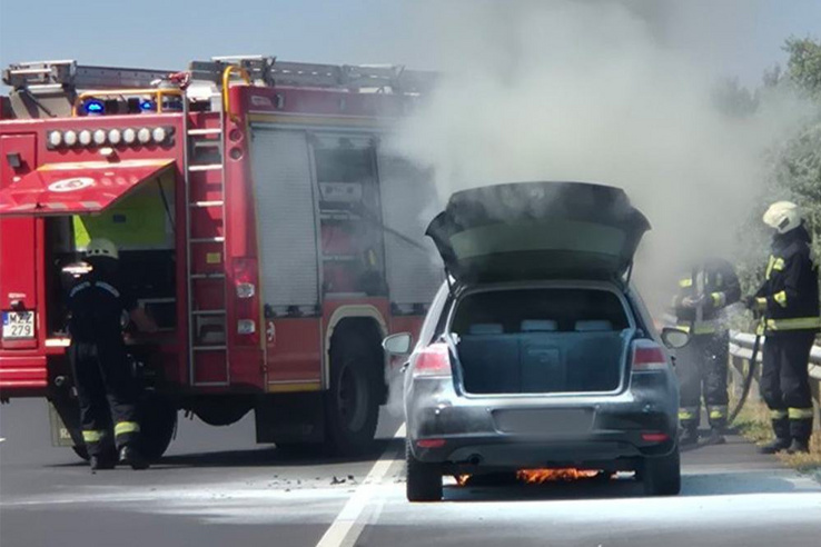 Az M3-ason égett egy román autó, a rendőrök oltották a tüzet