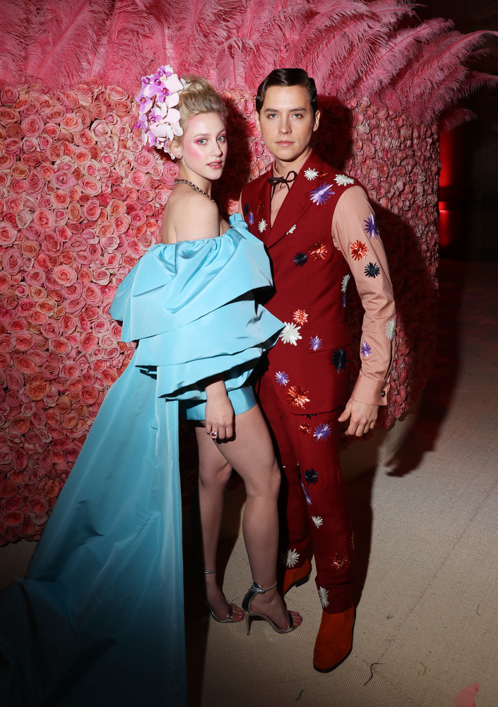 Lili Reinhart és Cole SprouseLili Reinhart és Cole Sprouse a Riverdale forgatásán szerettek egymásba, miközben a sorozatban Bettyt és Jugheadet, akik a forgatókönyv szerint szintén egy pár volt