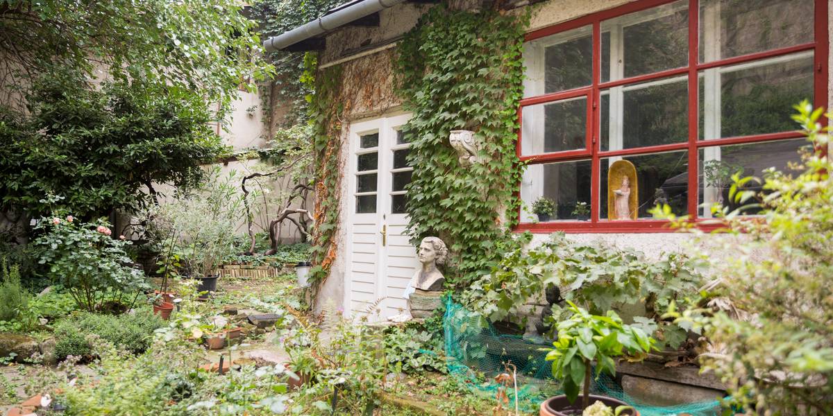 Bezár Budapest titkos kertje és műterme, ahol a falat Ferenczy Béni rajza díszíti
