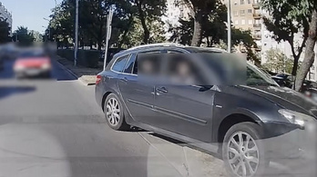 Járdaszigeten át jutott pole-pozícióba a lámpánál egy autós Újpalotán