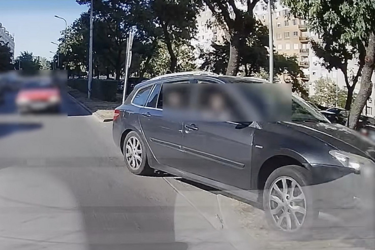 Járdaszigeten át jutott pole-pozícióba a lámpánál egy autós Újpalotán