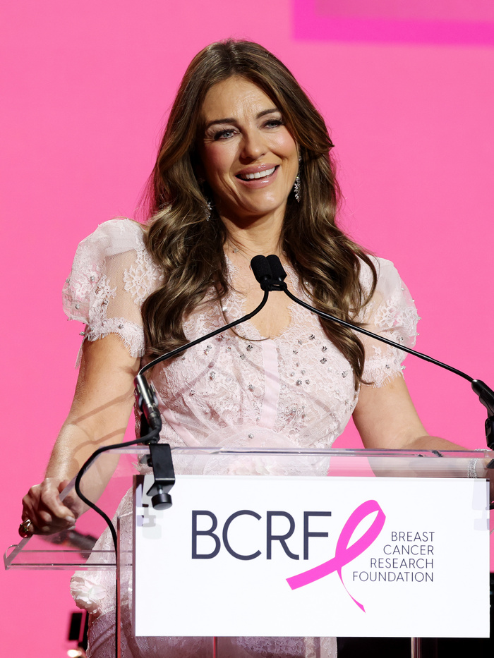 Elizabeth Hurley a nyár összes napsugarát kiélvezi: 61 évesen bikiniben posztolt képet