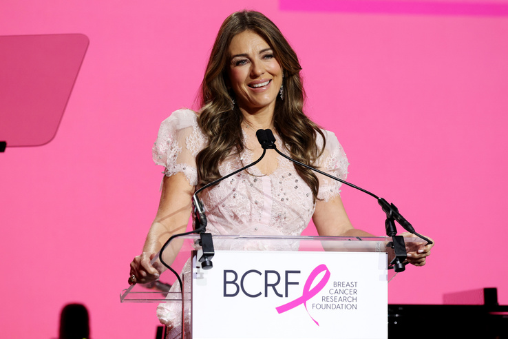 Elizabeth Hurley a nyár összes napsugarát kiélvezi: 61 évesen bikiniben posztolt képet