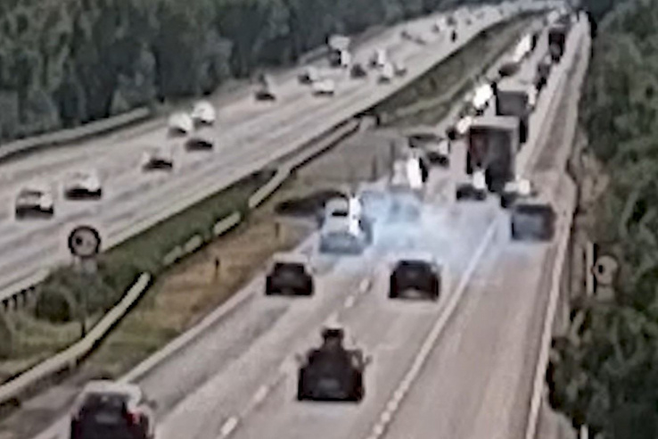 Torlódásba csapódott egy száguldó Suzuki, hét kilométeres dugót okozott