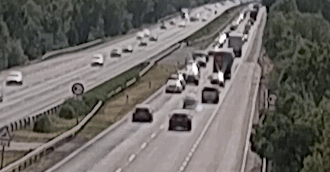Előkerült a videó az M7-est megbénító balesetről, nem vette észre a torlódást a sofőr