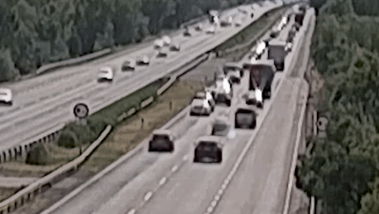 Előkerült a videó az M7-est megbénító balesetről, nem vette észre a torlódást a sofőr