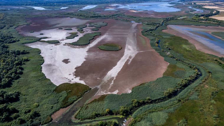 Nem kíméli az aszály a Tisza-tó medencéjét, 100 ezer ember ivóvízellátása miatt kellett lépni