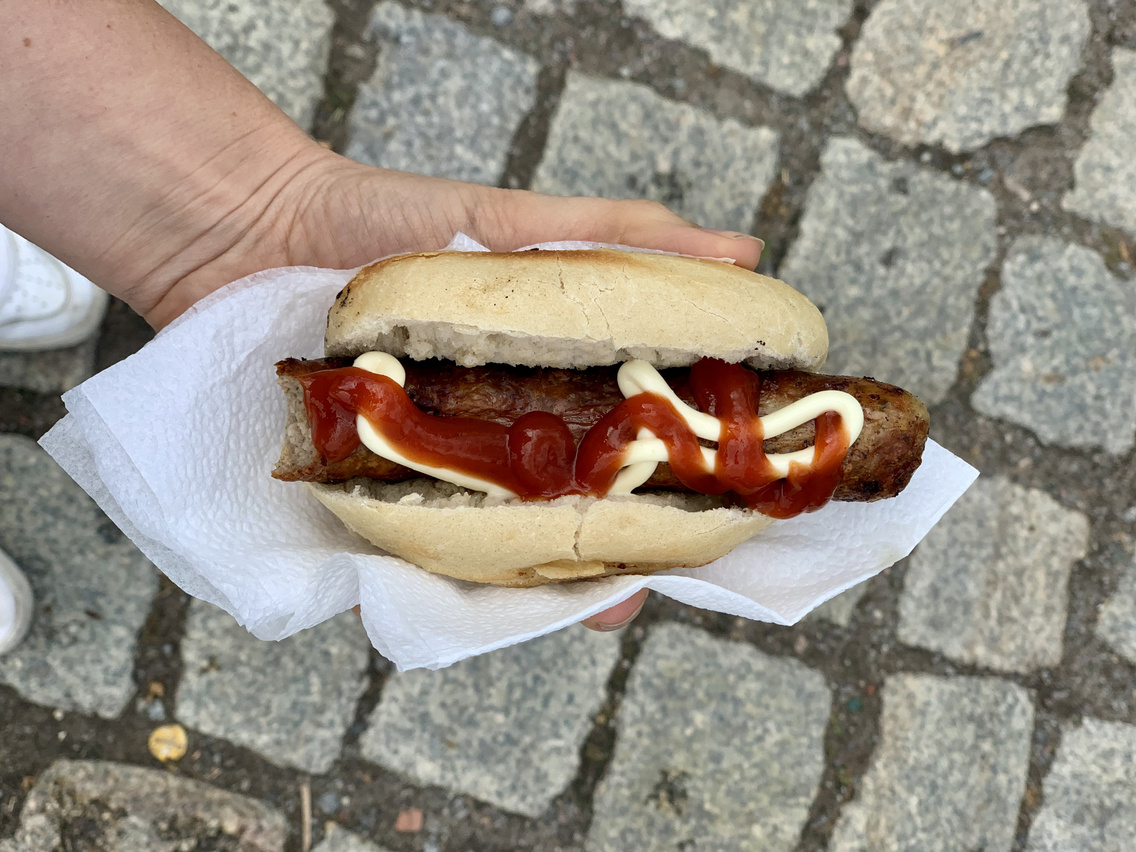 Bratwurst a piacról