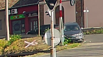 Ámokfutó néni terrorizált egy autóst, majd egy vasúti jelzőoszlopot