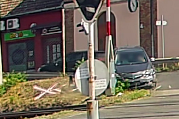 Balesetet okozott az idős hölgy, majd kidöntött egy vasúti jelzőoszlopot