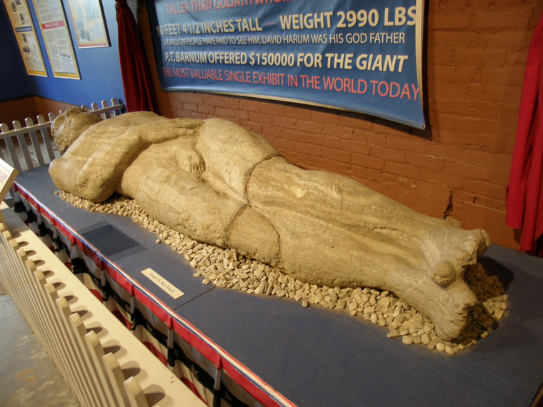 A Cardiff Giant, amelyről sokan azt hitték, valódi óriás1869-ben egy New York állambeli farmon egy csaknem három méter magas, megkövesedett emberalak került elő a földből