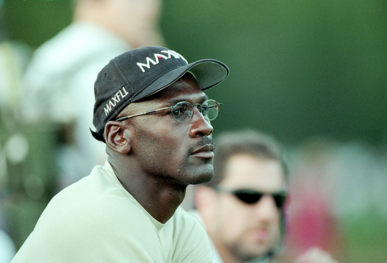 Michael Jordan halálhíre2015-ben egy internetes oldal azt állította, hogy Michael Jordan szívrohamban meghalt álmában