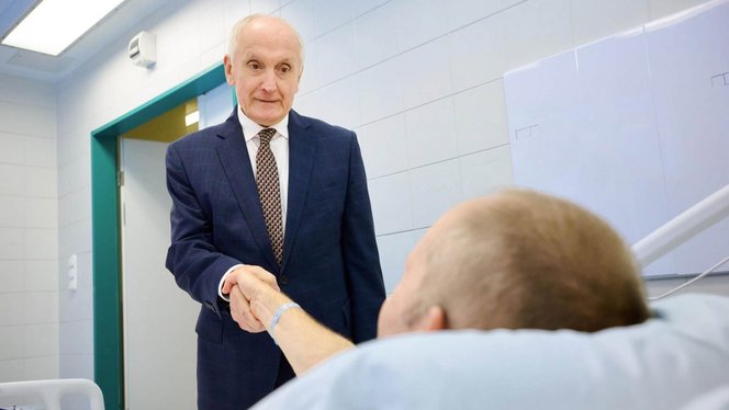 Az új köztársasági elnök meglátogatta a balesetet szenvedett Gripen pilótáját