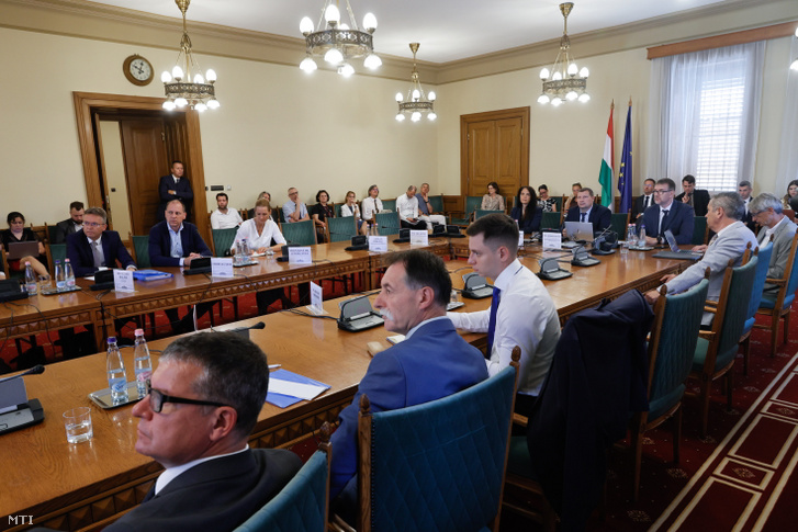 Horváth Péter, a Tudományos és Technológiai Minisztérium tudománypolitikai és innovációs államtitkára (jobbról az asztalfőn, k) tájékoztatót tart az Országgyűlés oktatási bizottságának ülésén az Országházban 2026. augusztus 26-án. Mellette Kubinyi Enikő, a Tudományos és Technológiai Minisztérium tudománypolitikáért felelős helyettes államtitkára (b) és Gódor István, a Tudományos és Technológiai Minisztérium helyettes államtitkára (j)