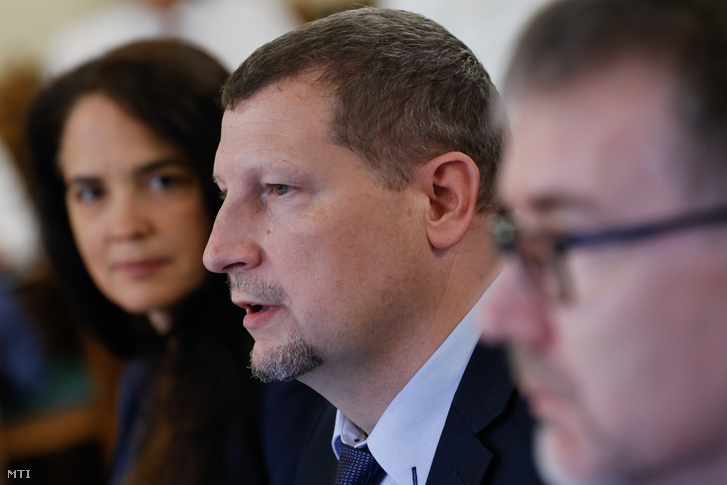 Horváth Péter, a Tudományos és Technológiai Minisztérium tudománypolitikai és innovációs államtitkára (k) tájékoztatót tart az Országgyűlés oktatási bizottságának ülésén az Országházban 2026. augusztus 26-án. Mellette Kubinyi Enikő, a Tudományos és Technológiai Minisztérium tudománypolitikáért felelős helyettes államtitkára (b) és Gódor István, a Tudományos és Technológiai Minisztérium helyettes államtitkára (j)