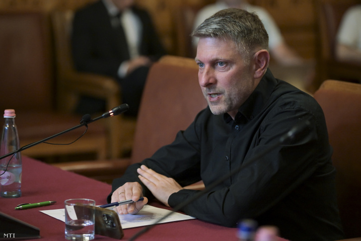 Moys Zoltán médiaszakember, a Hazajáró műsor létrehozója, a Mi Hazánk országgyűlési képviselőcsoportjának a Független Közmédia Testületbe jelölt tagja meghallgatásán az Országgyűlés művelődési bizottságának ülésén az Országház Széll Kálmán-termében 2026. augusztus 26-án