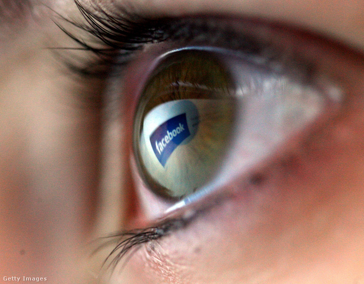 A Facebook logója tükröződik egy lány szemében