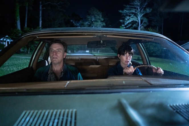 Anne Hathaway és Ewan McGregor nyakába szakadt a Jurassic Park ebben az új filmben