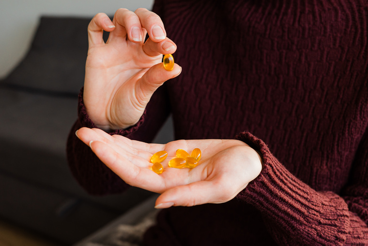 Mennyi D-vitamin lehet elég?Felnőttek esetében a közép- és kelet-európai szakmai konszenzus napi 800–2000 nemzetközi egység közötti fenntartó mennyiséget tart megfelelőnek azok számára, akiknél pótlás indokolt