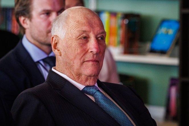 Rendkívül súlyos a norvég király állapota, családtagjai sorra érkeznek a kórházhoz