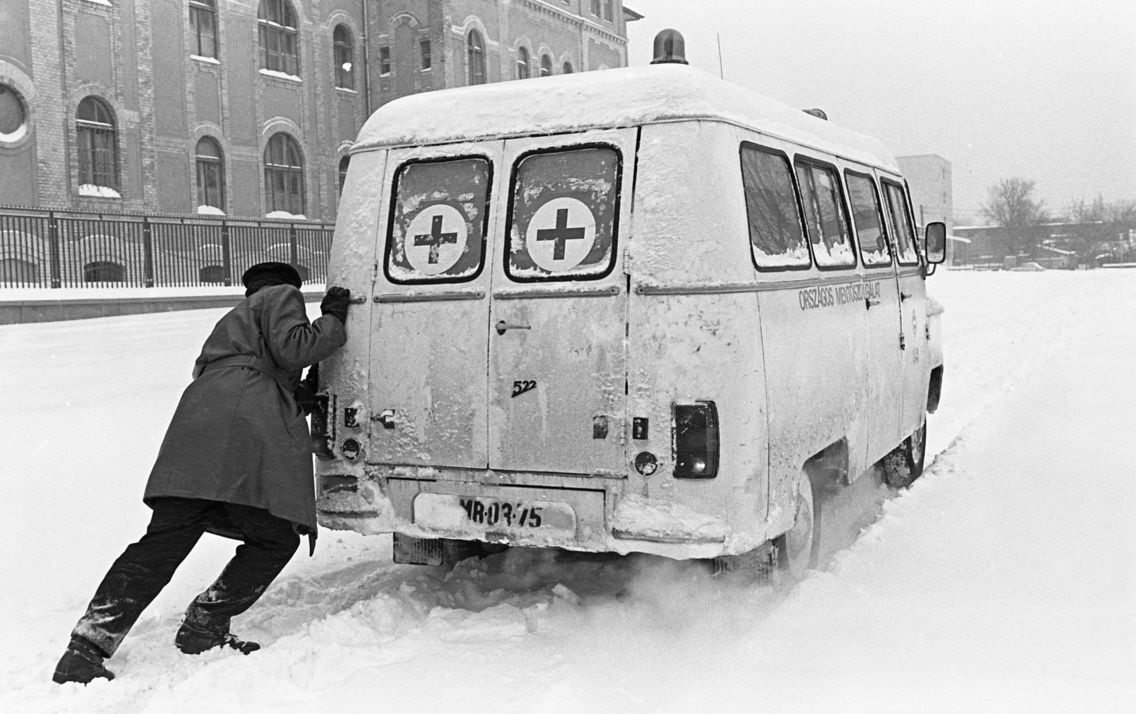 Abban a nagy hóban a mentők is nehezen közlekedtek (1987)
