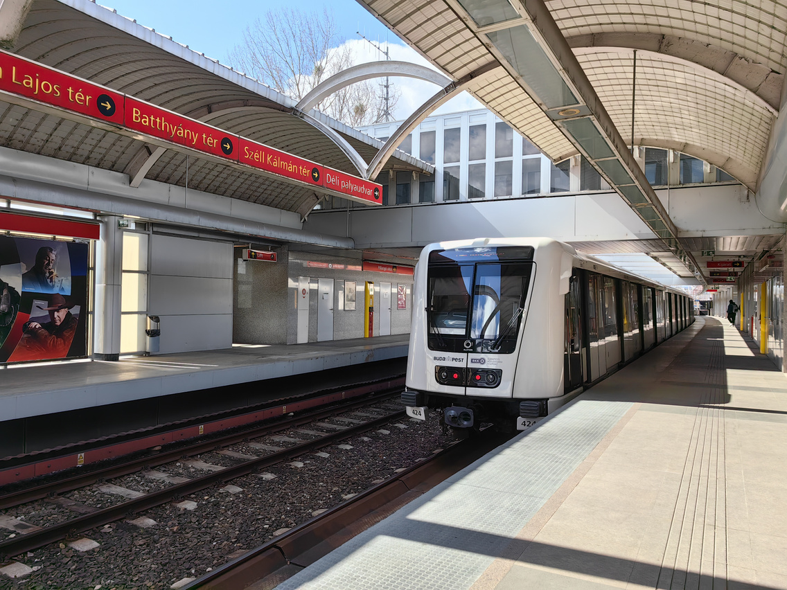 Budapest, M2 metró, Pillangó utca, 3