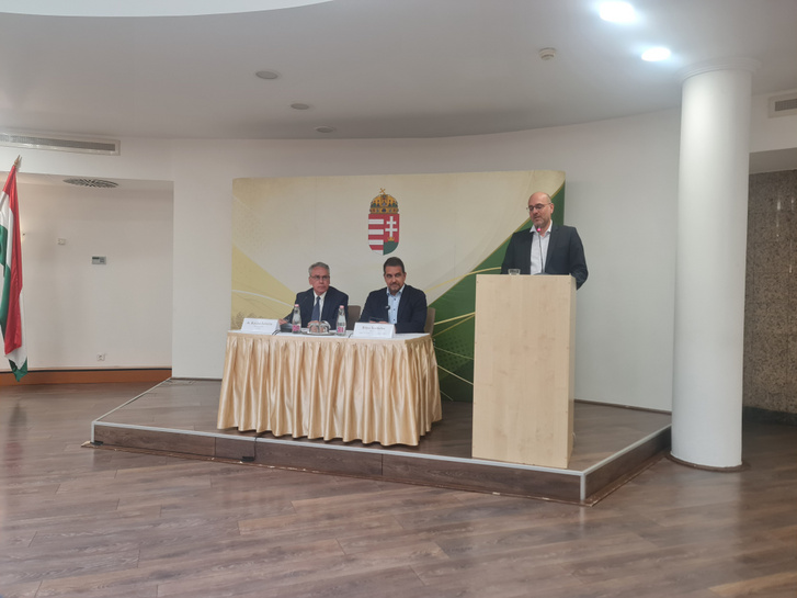 Kovács Levente, a Magyar Bankszövetség főtitkára (b) és Bóna Szabolcs agrár- és élelmiszer-gazdaságért felelős miniszter