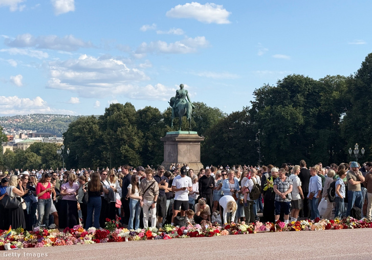 Több száz ember gyűlt össze az oslói palotánál hogy tiszteletüket tegyék Harald V. norvég király előtt 2026. augusztus 27-én