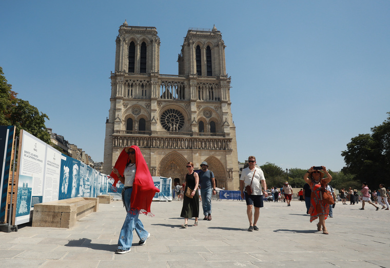Dzsingisz kán születésének idején kezdték építeni a Notre-Dame-otTemüdzsin, a későbbi Dzsingisz kán születését hagyományosan 1162 körülre teszik, bár a pontos év bizonytalan