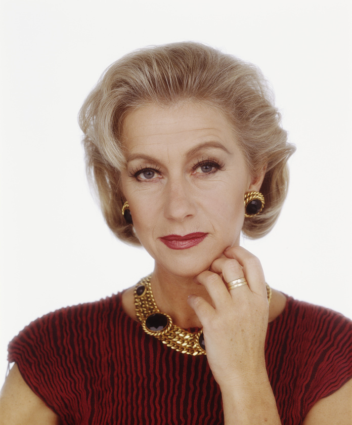 1995: 50 évesen már Hollywood egyik legismertebb brit színésznője voltA '90-es évekre Mirren már nem feltörekvő tehetségnek számított, elismert és keresett színésznő vált belőle.&nbsp; Egy 1995-ös fotózás alkalmával visszafogott frizurával és látványos ékszerekkel állt kamera elé, miközben a karrierje egyre magasabbra ívelt