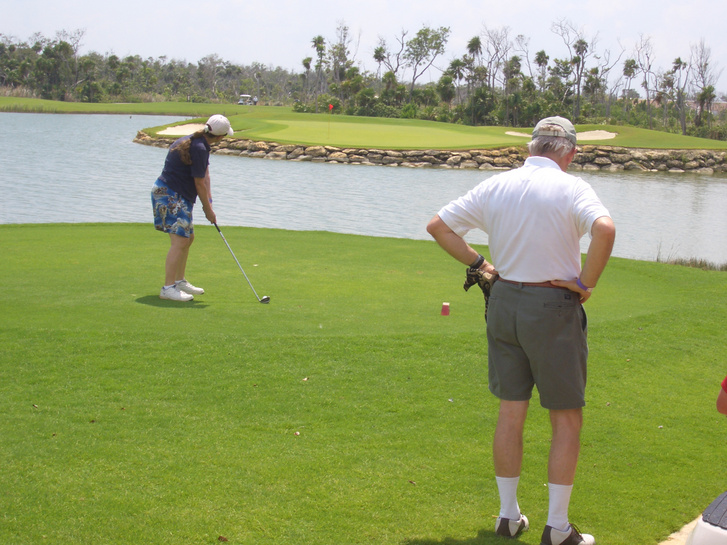 Az amerikai turisták elit golfpályákon múlatják az időt