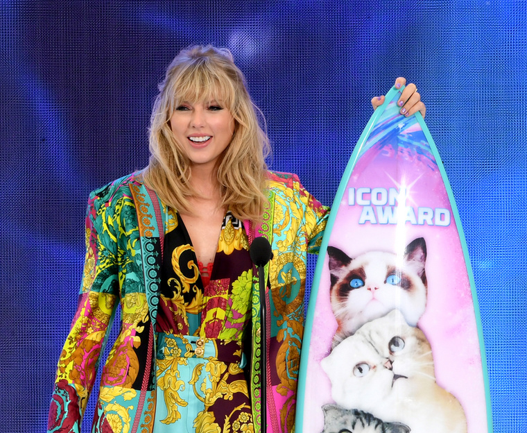 Most már a háziállataiknak is össze kell szokniukTaylor Swift közismerten nagy macskarajongó: Olivia Benson, Meredith Grey és Benjamin Button évek óta az életének részei, időnként még fotózásokon és videókban is feltűntek
