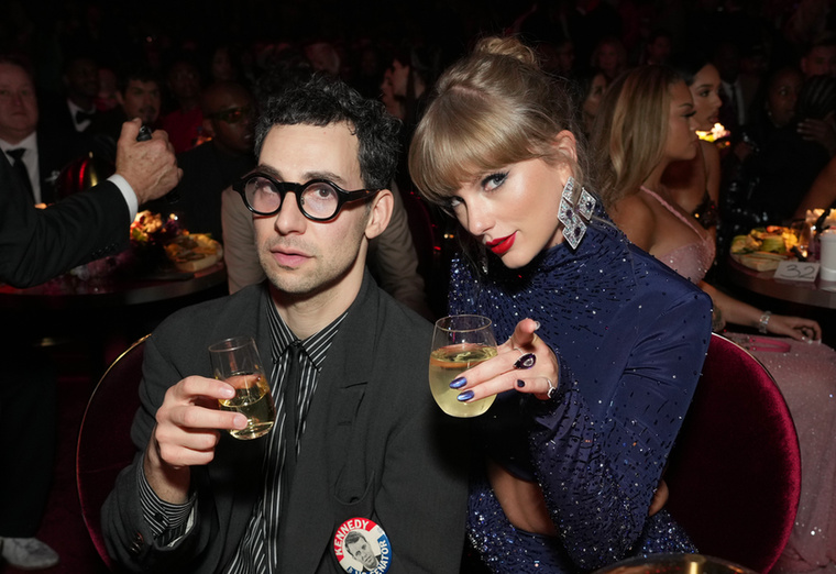 Jack Antonoff továbbra is fontos része az életénekSwift házassága nem változtatott azon sem, hogy Jack Antonoff az egyik legfontosabb alkotótársa maradt