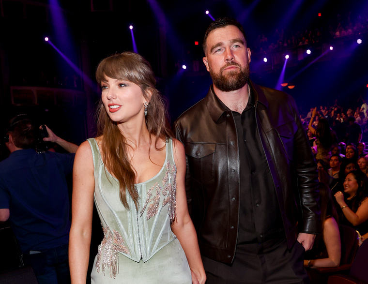 Ahogyan arról itt, a Velvet oldalán is hírt adtunk Taylor Swift és Travis Kelce július 3-án házasodtak össze New York-ban, a Madison Square Gardenben mondták ki a boldogító igent