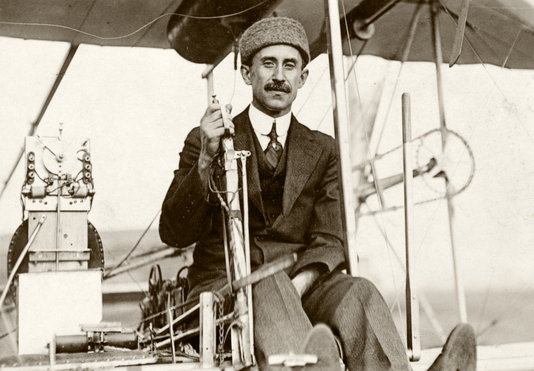 A New York Times egymillió évet jósolt a repülőgép feltalálásáig – néhány héttel később már repültek a Wright fivérek1903 októberében a New York Times egy sikertelen repülési kísérlet kapcsán azt írta, hogy működő repülő szerkezet kifejlesztéséhez akár egymillió vagy tízmillió évre is szükség lehet
