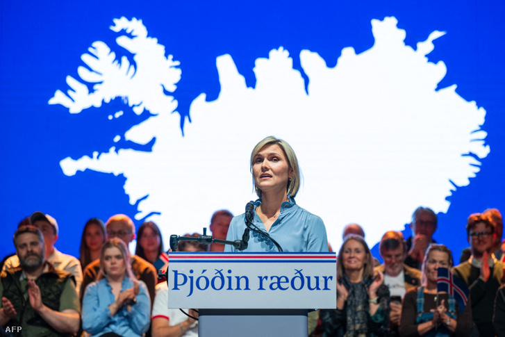 Kristrún Frostadóttir izlandi miniszterelnök részt vesz az Európai Unióhoz való csatlakozásról szóló közelgő népszavazással kapcsolatos lakossági fórumon 2026. augusztus 26-án