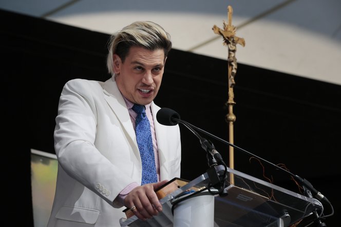 Bevándorlási őrizetbe került Milo Yiannopoulos, aki korábban milliók kitoloncolását követelte