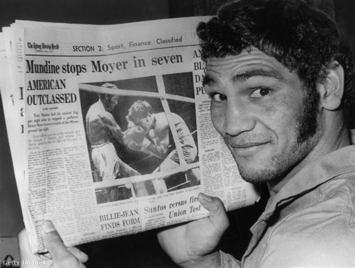 Tony Mundine, Ausztrália Nemzetközösségi középsúlyú ökölvívó-bajnoka, miután 1972. május 1-jén legyőzte az amerikai Moyert