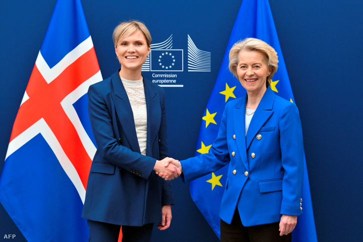 Ursula von der Leyen, az Európai Bizottság elnöke és Kristrún Frostadóttir izlandi miniszterelnök kezet fog az Európai Bizottság brüsszeli székházában tartott találkozójuk előtt 2025. április 9-én
