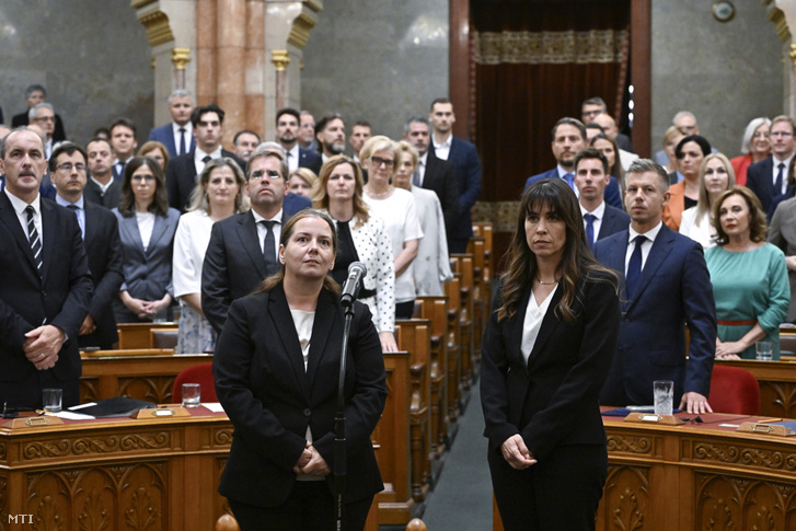 A Nemzeti Vagyonvisszaszerzési és Vagyonvédelmi Hivatal (NVVH) elnökének megválasztott Unger Anna Róza politológus, az Eötvös Loránd Tudományegyetem Társadalomtudományi Karának docense (b) és a hivatal nyomozati elnökhelyettesének megválasztott Tasnády Katalin, a Központi Nyomozó Főügyészség ügyésze leteszi esküjét az Országgyűlés rendkívüli ülésén 2026. augusztus 28-án