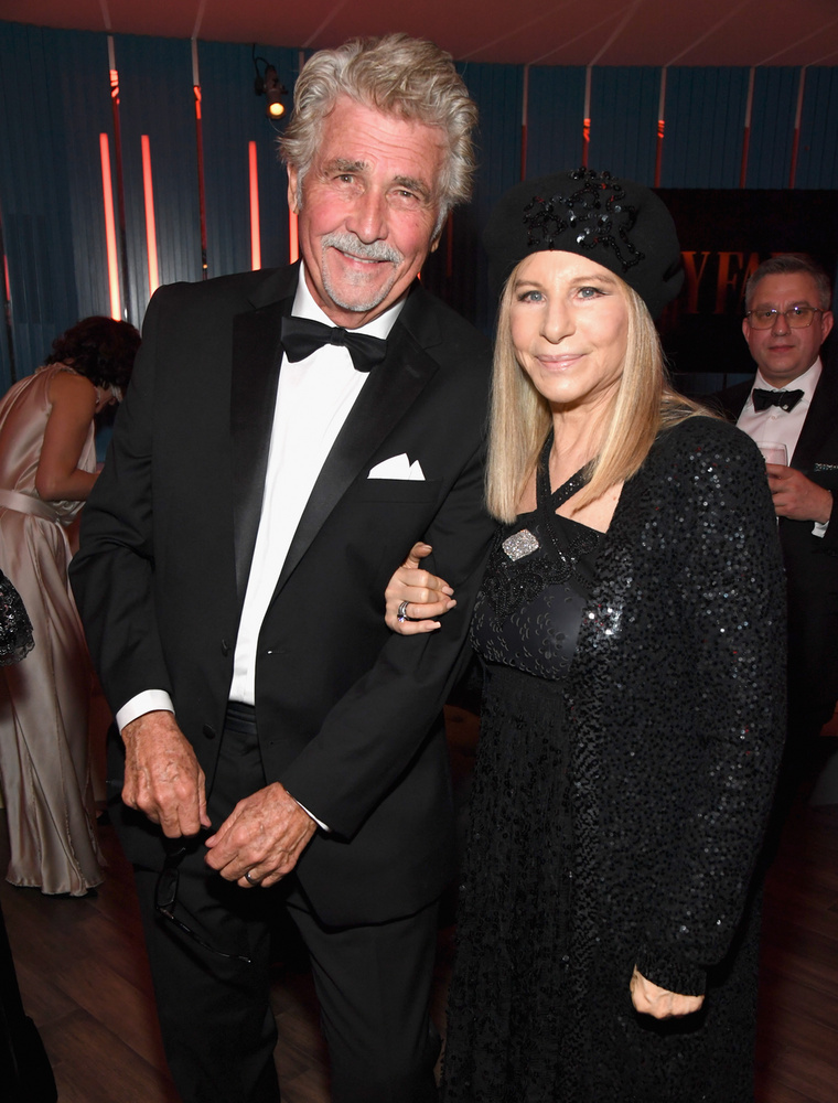 Barbra Streisand és James BrolinNehéz elképzelni olyan időt, amikor Barbra Streisand és James Brolin még nem voltak együtt, de valójában 1996-ban jöttek össze, amikor 54 és 56 éves voltak.„El sem tudom mondani, milyen szerencsés vagyok, hogy ez ilyen későn történt velem az életemben” – mondta Brolin az esküvőjükön, amelyre két évvel az első randevújuk után, 1998