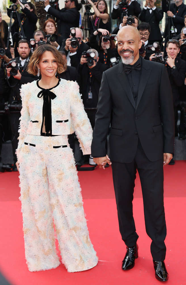 Halle Berry és Van HuntBár arról, hogyan ismerkedtek meg, nem árultak el semmit, Halle Berry és Van Hunt a pandémia idején, anélkül, hogy látták volna egymást, telefonon beszélgetve alapozták meg kapcsolatukat.„Még soha nem csináltam így